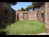 07177 ostia - regio i - insula xii - edificio (i,xii,9) - raum re vom korridor - bli ri osten - 06-2024.jpg